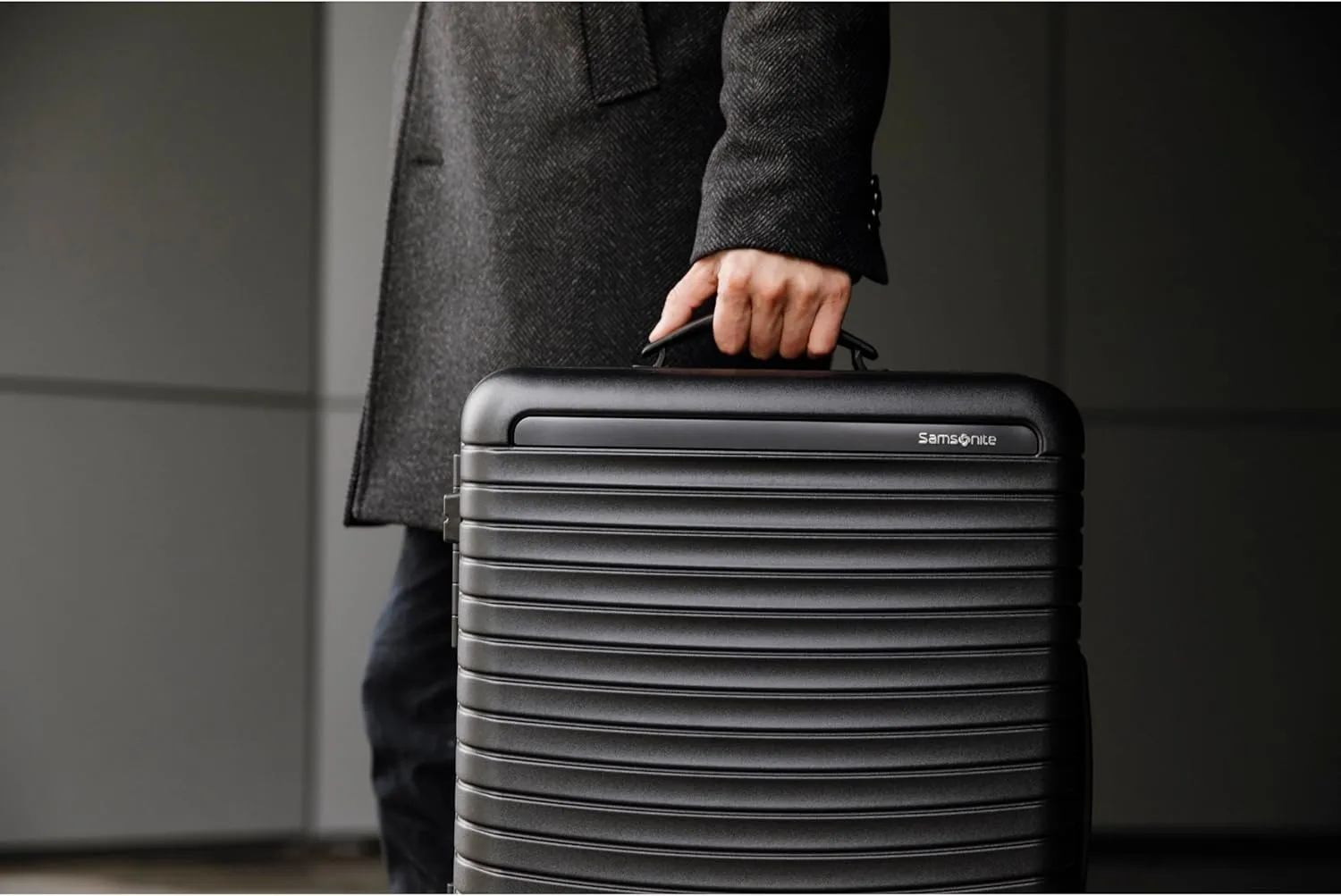 Framelock Max 29" Large Checked Hardshell Zipperless Luggage - Highly Secure Integrated Eazylock™ Mechanism - RightHeight™ Adjustable Handle - 360° Spinner Wheels - Airline Approved - Asphalt Black