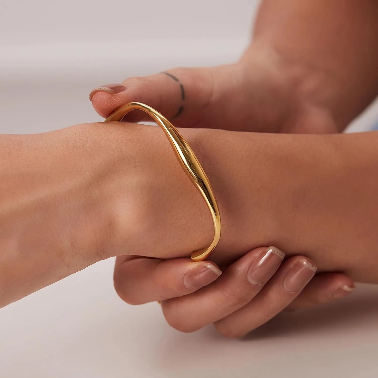 WOWORAMA Teardrop Gold Cuff Bracelets for Women Adjustable 18K Gold Plated Chunky Open Cuff Bangle Bracelets Minimalist Thick Gold Wrist Cuff Bracelets